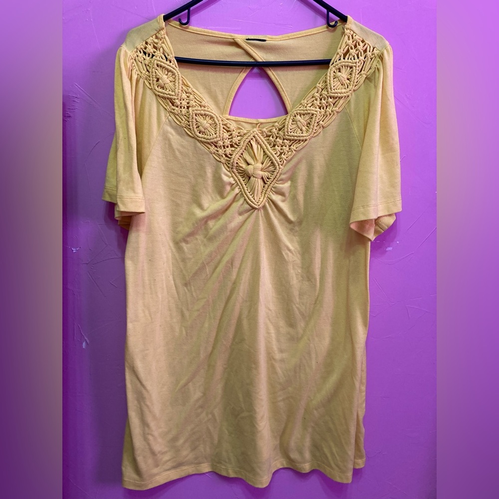 👚 Beautiful Yellow Plus Size Shirt With Crochet Detail 🧵 Brand Unknown.